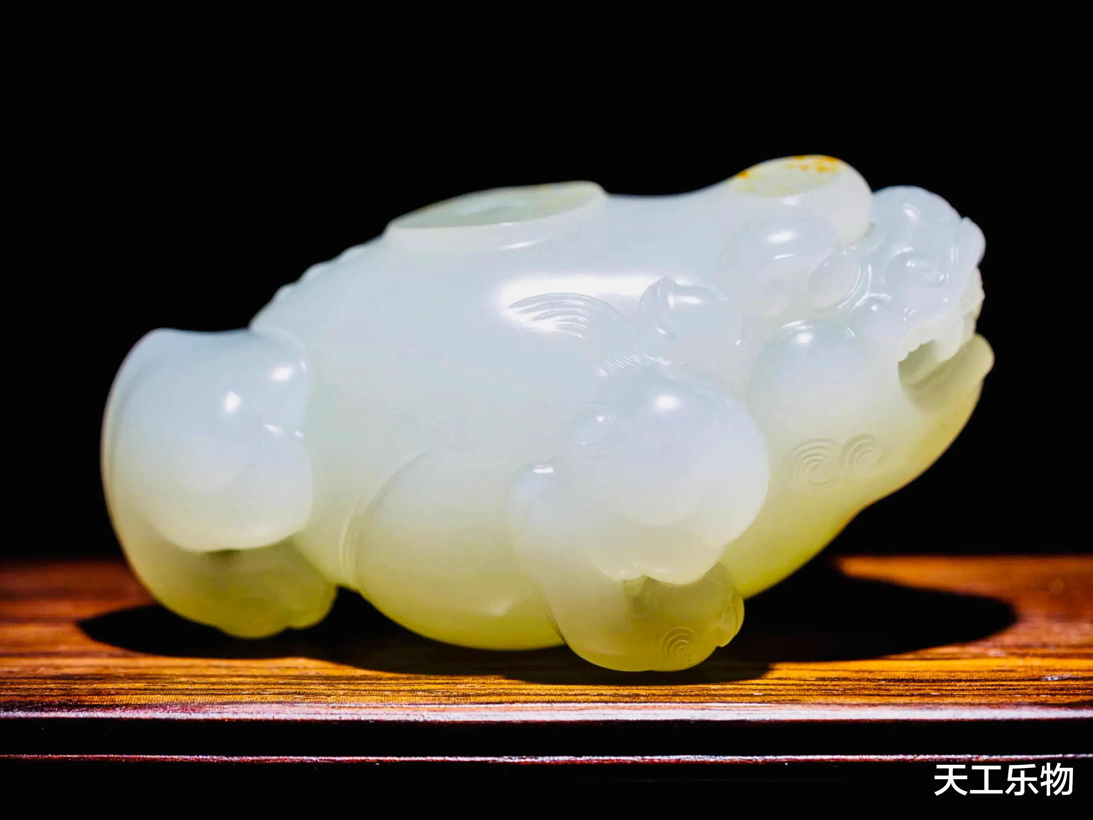 翡翠|翡翠与和田玉的短兵相接!盘点两大玉种的胜败优劣!