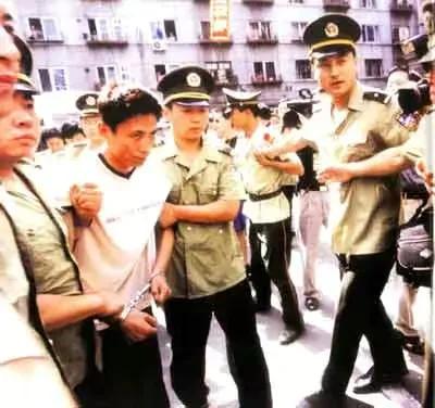 2003年,刘涌被判死刑后脸色铁青,在火葬场面对行刑时却十分镇定