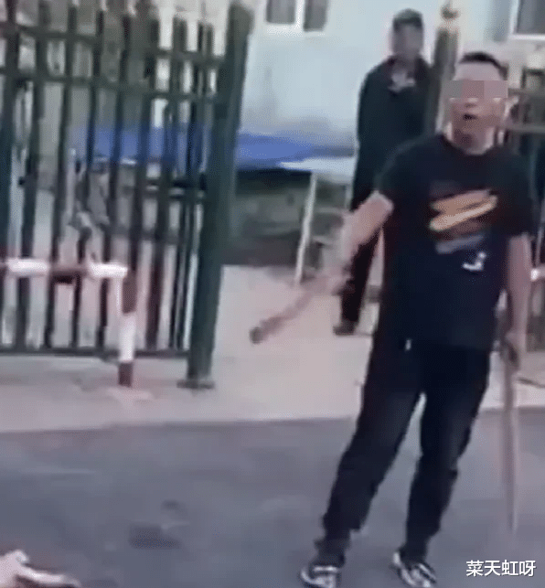 男子持带钉子的棍棒抡打流浪狗!!令人发指!!