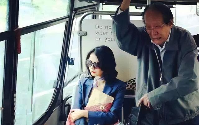 老人狂扇未让座小伙四耳光后猝死,家属索赔50万,法院的意外宣判