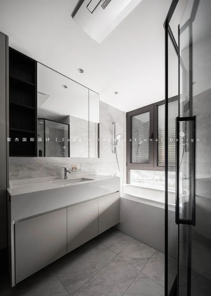 鱼缸做入户隔断效果怎么样？现代简约风格装修案例鉴赏