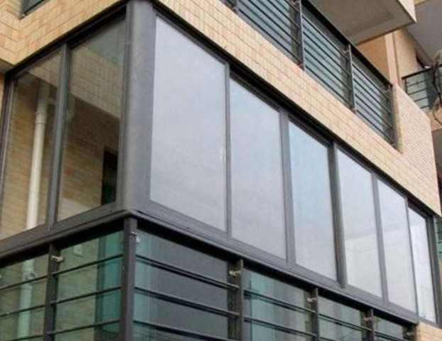 万万不要把窗户装成平开窗,我家一动工物业阻拦,还好没出事