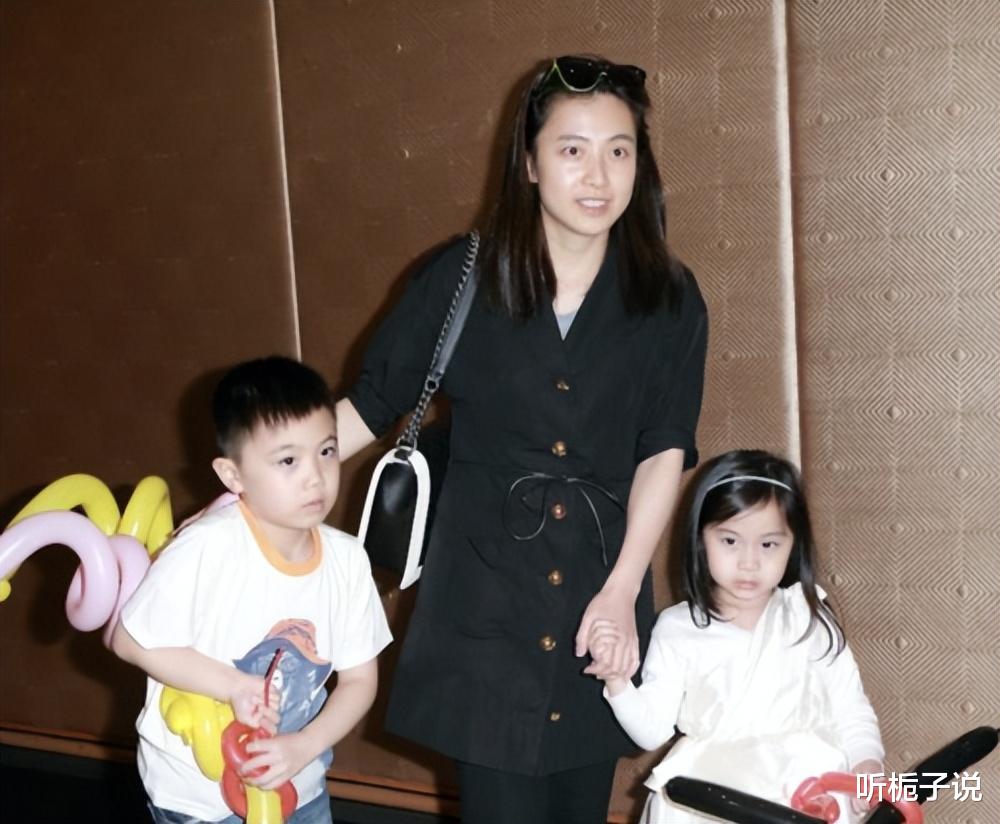 风骚律师|与刘銮雄分手后，吕丽君过得很滋润：住着20亿豪宅，还买了18套房