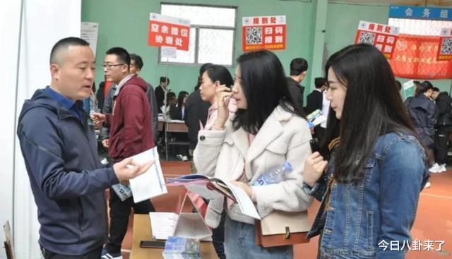 职业教育|某企业PUA大学生火了，扬言：800月薪够多，嫌少建议回家去啃老