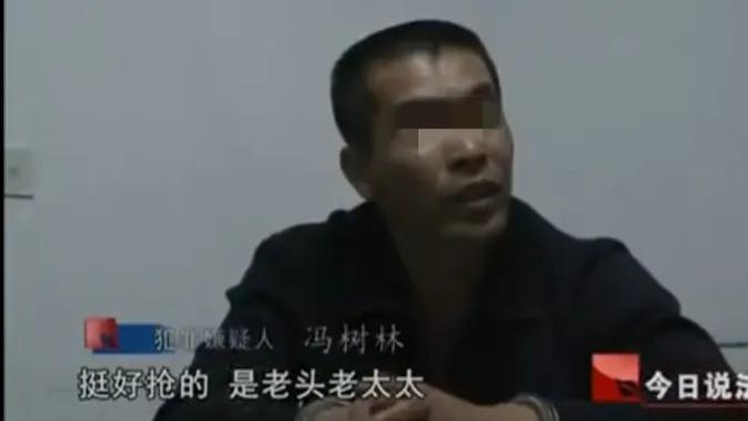 一对中老年夫妇经营一家驴肉火锅店，每天都爆单，不得不多请服务员