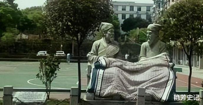 某校发布通知：“不准在雕塑上晒被子”，校长看后都忍俊不禁