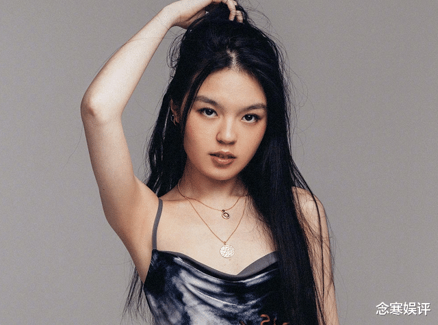 李咏|李咏女儿法图麦近照被曝光，穿吊带露锁骨撩头发，20岁女人味十足