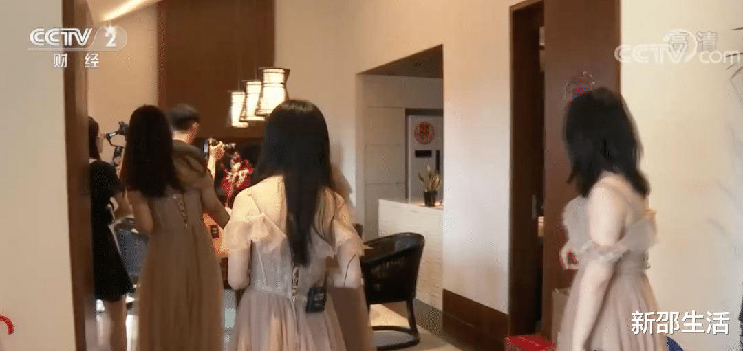 |女生两年当41次伴娘!一天赚2000元?“职业伴娘”靠谱吗?