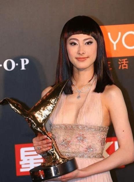 穿衣搭配|梁洛施换发型像换了个人,齐刘海搭配低胸束腰裙,都快认不出来了