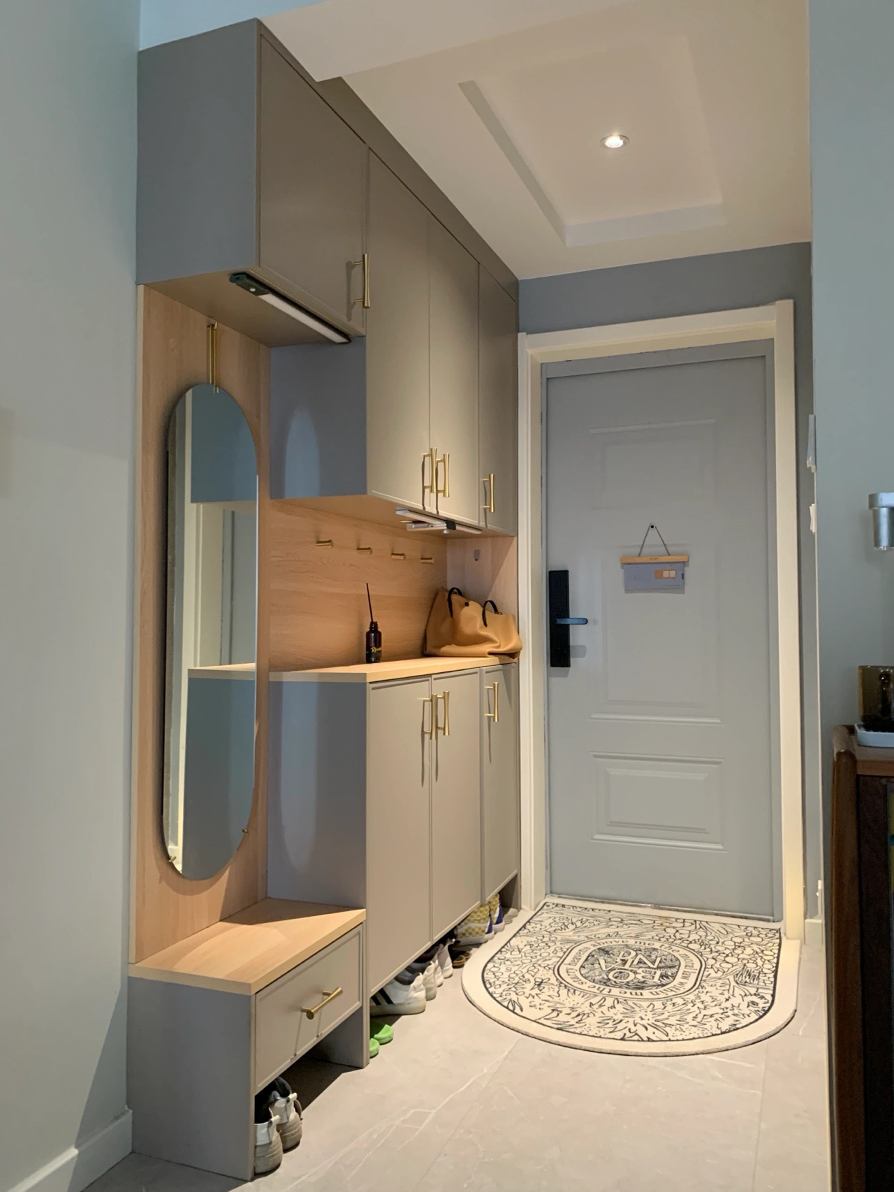 高级感满满的新房，简单装修不装吊灯和吊顶，是年轻人的最爱