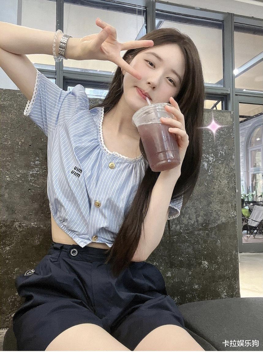 赵露思|二代门面林允儿撞衫元气女神赵露思，搭配是其次，胶原蛋白太重要