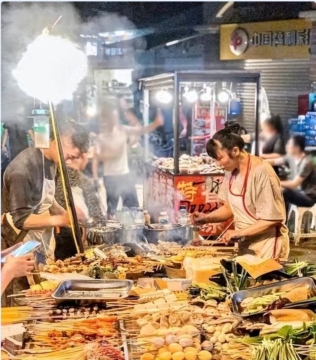 美女醉酒后脚踩板凳纪实,霸气外露,网友:这谁敢要