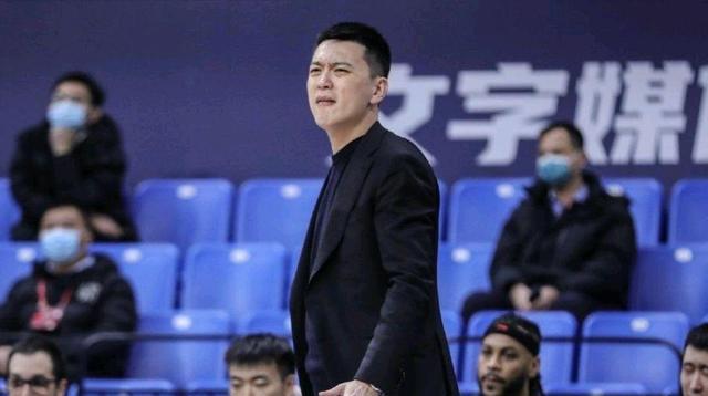 CBA3消息：名嘴嘲讽杨鸣不专业阿联或重返国家队张镇麟双腿肿胀