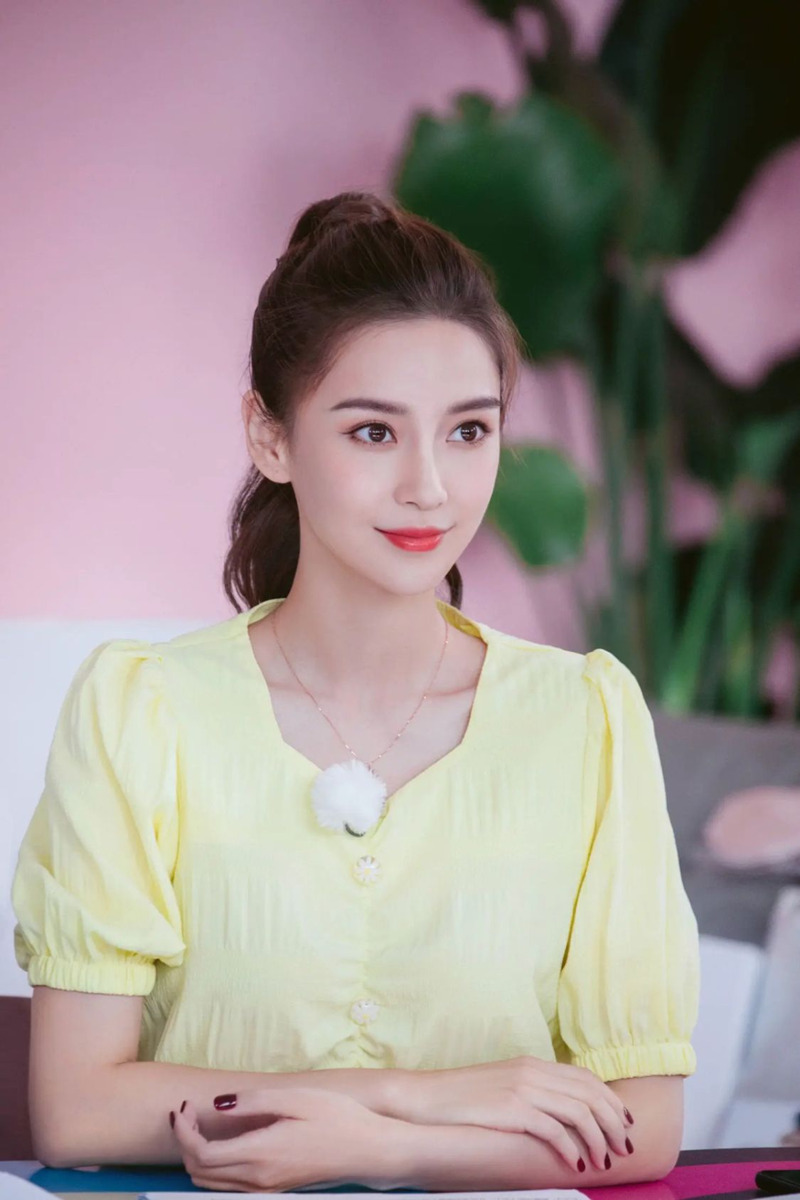 Angelababy|杨颖如今过得那么惨了，为什么昔日的好友杨幂却选择冷眼旁观？