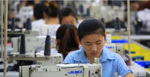 厂妹|白领午休场面引热议，躺在工位上小憩，网友：跟“厂妹”没啥区别