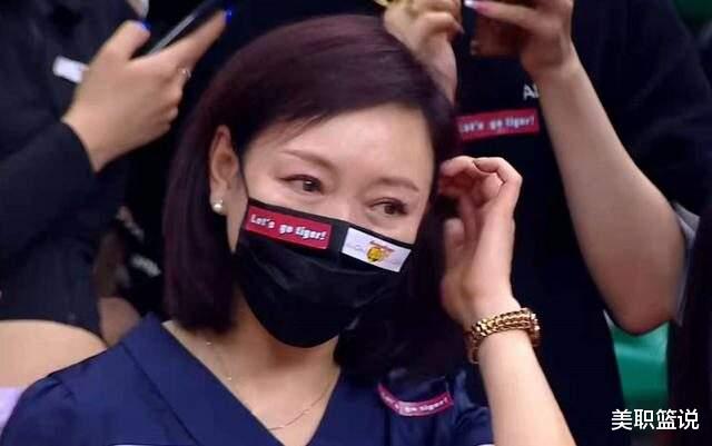 胡明轩|CBA胡明轩母亲成网红，穿着打扮如少女 是杜锋的好友 比老公小15岁