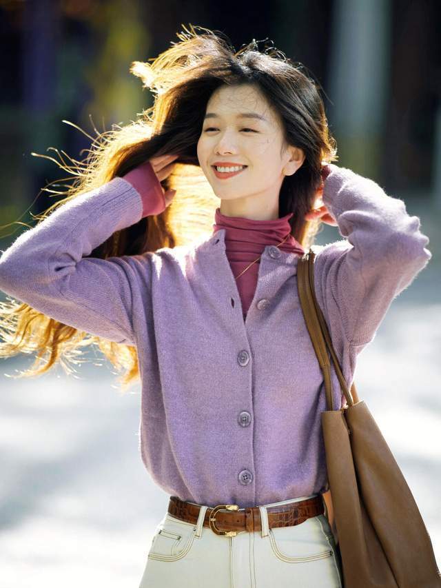 针织衫|会穿的职场女人,都爱“针织衫+打底裤和半身裙”,时髦又显气质