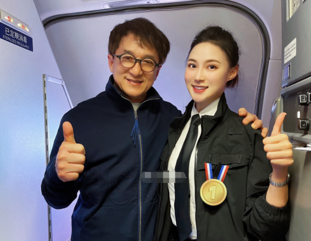 成龙|68岁成龙与空姐事件再升级!女方否认有深入关系,霸气回怼网友