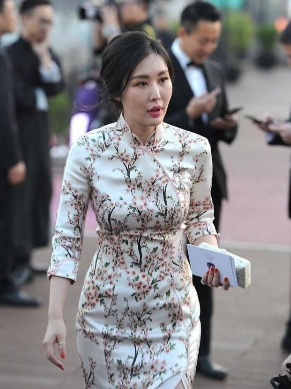 田朴珺|田朴珺真懂得扮嫩,穿开叉旗袍挺有韵味,难怪能被大30岁王石宠爱