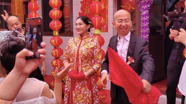 张子枫|巨兴茂小15岁娇妻晒孕照，身材丰满不输柳岩，男方被曝身家亿万