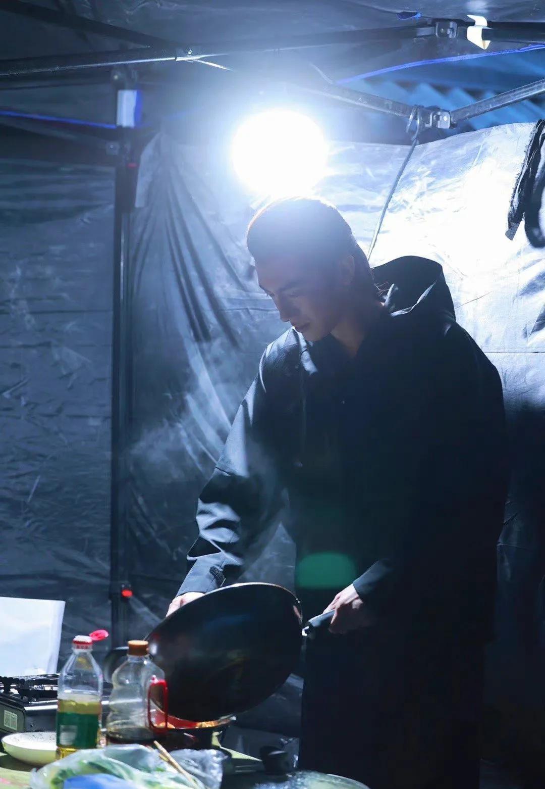 林更新|他竟愿意这么做？与凤行剧组合照公开，男主角林更新站位出人意料