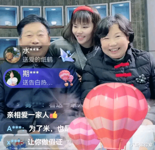 杜新枝|杜新枝回兰考老家庆5.1，与亲姐同框显老态，网友关注点却在手上