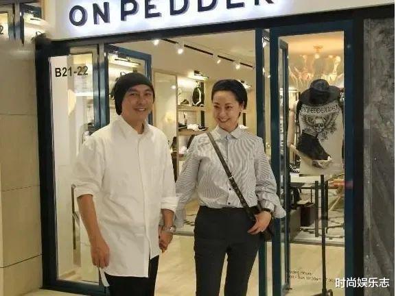 张茜穿格子裙现身,皮肤蜡黄有色差,但在张卫健眼里依旧是公主!