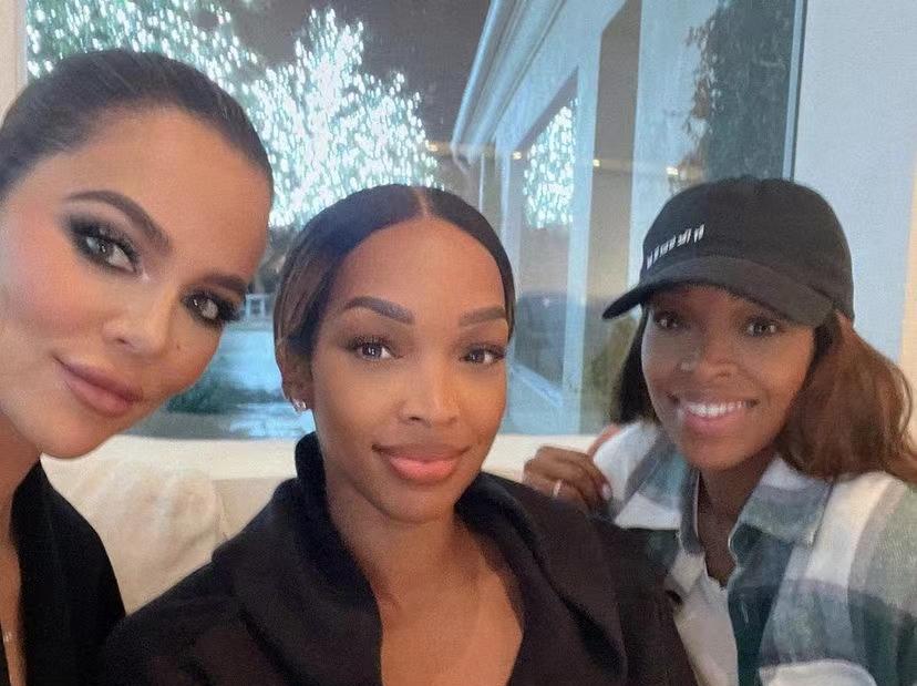 金·卡戴珊|展示母爱!卡戴珊和女儿一起跨年,假期心情愉悦,笑起来真美