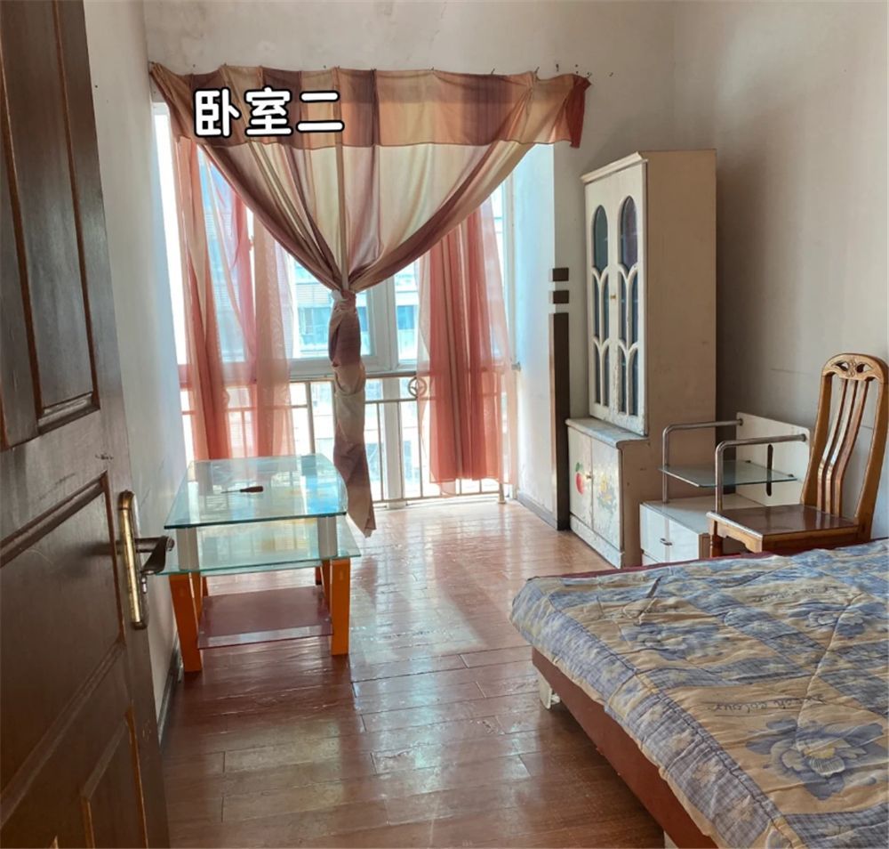 她低价租下楼顶“自建房”,环境虽破旧,却有20㎡露台和3间卧室