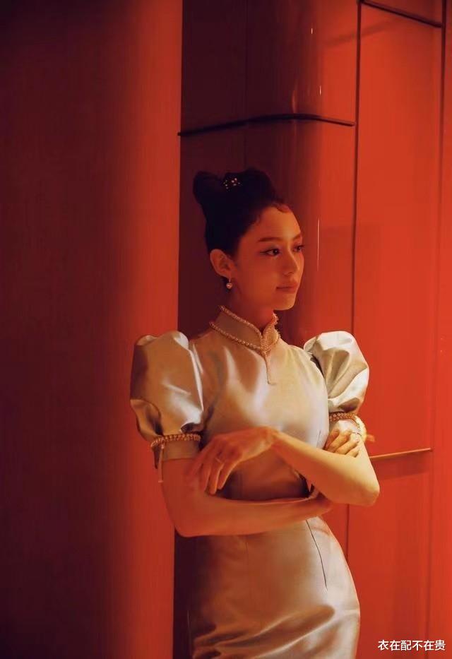 本以为郎朗老婆穿不了旗袍，当配了蝴蝶结盘发后，反而穿出公主范