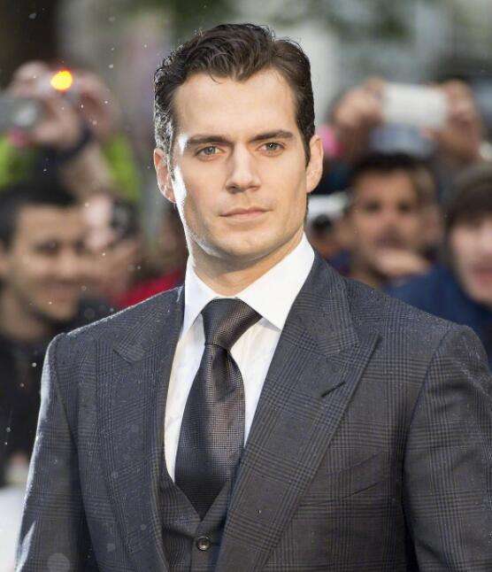 超人|亨利·卡维尔表示《钢铁之躯2》中的超人会更阳光、更积极向上