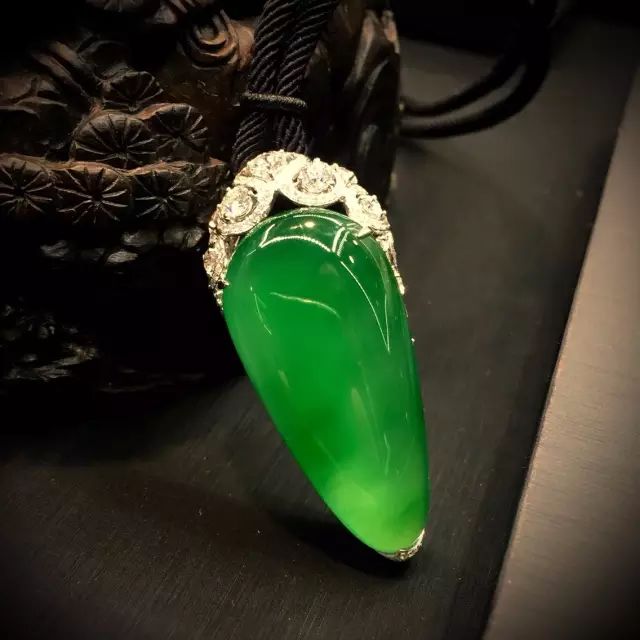 翡翠手镯|为何2万的翡翠手镯，有人说值5万，有人却说只值2千？