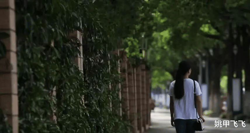 |行李随身带,几个90后睡凉亭,网友:未吃他人苦,莫笑他人惰