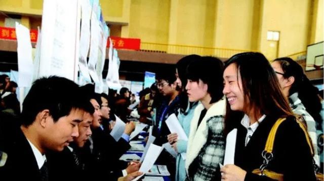 招聘|应届毕业生就业率降到“冰点”,一教授直言:进厂打工吧,不丢人