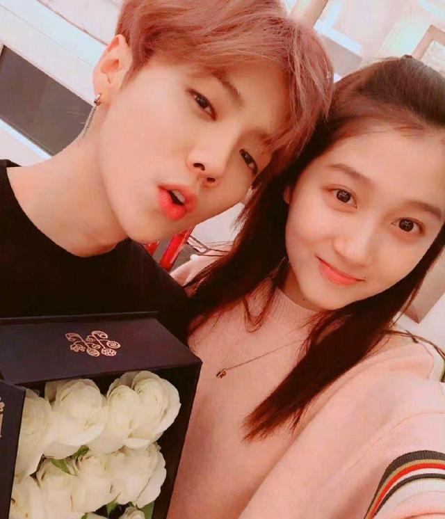 关晓彤|真情侣就是甜！鹿晗关晓彤情侣装庆生被拍！网友分享庆生餐厅！