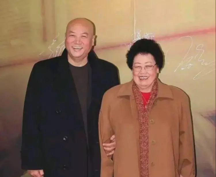 迟重瑞|迟重瑞:孤零零一个人逛街,上亿身价没人陪,网友:这才能做自己