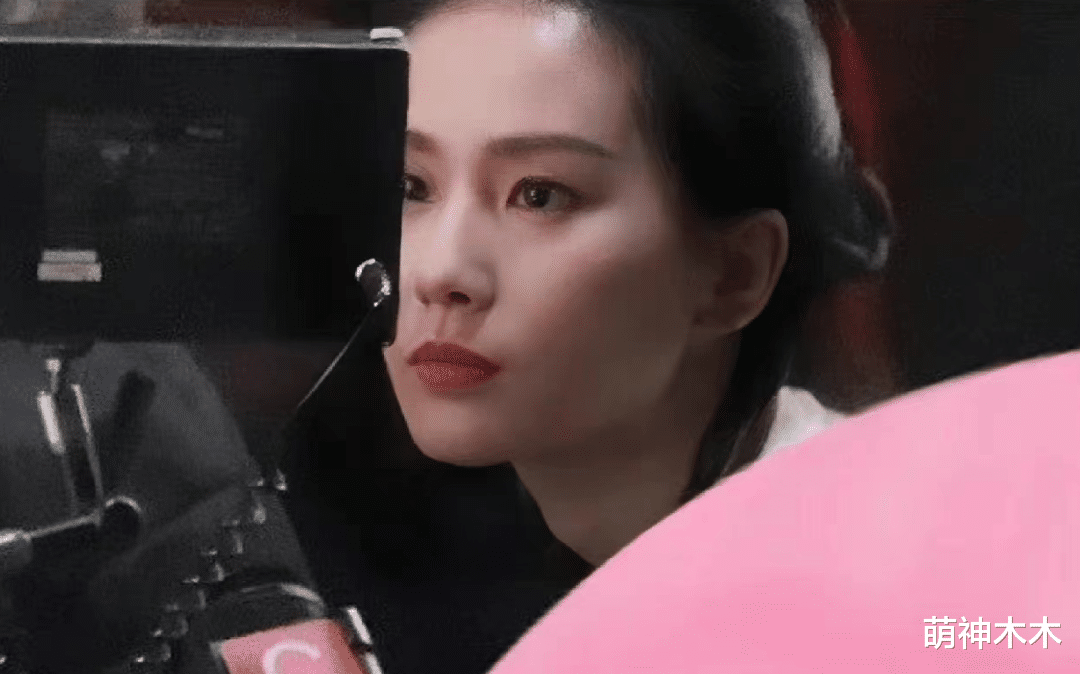 唐嫣|唐嫣复出综艺首秀,穿过万羽绒服现身录制,皮肤紧致饱满状态回春