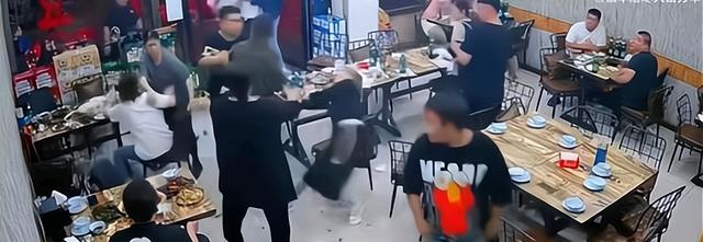 唐山女子被几名男性暴打,有些人对生命的感悟,只停留在动物层面