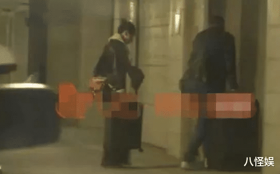 董洁|董洁聚餐与男子牵手拥抱，举止亲密引热议，4年前就被曝有新恋情