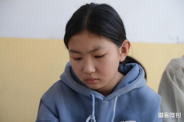 儿媳妇离家5年，八旬老人硬撑身体打工赚钱：两个孩子等我养呢
