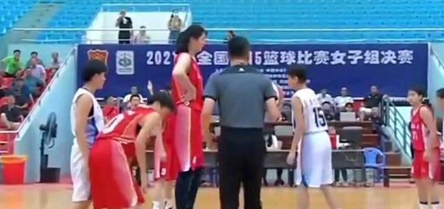 中国女篮|中国女篮又出巨无霸！15岁高达2米26 单场32分9记站帽 受WNBA关注