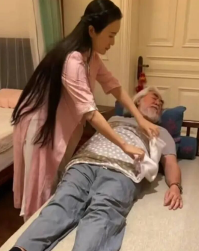 张纪中|71岁张纪中卖货时打瞌睡，杜星霖的操作扯下“嫁给爱情”的遮羞布