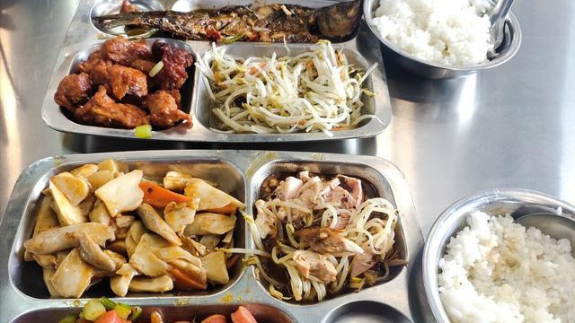两荤一素16元，学生吐槽食堂菜品越来越贵，老板喊冤：承包费98万