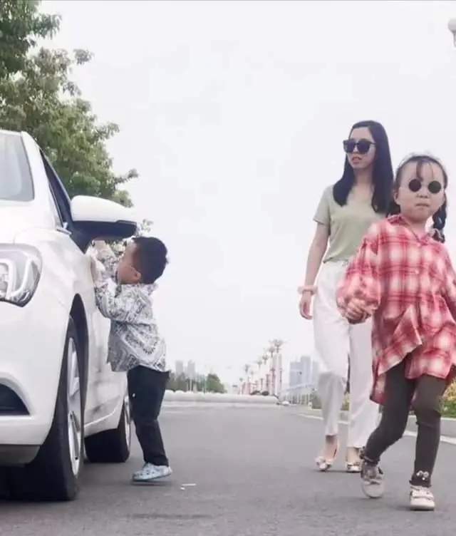 |熊磊晒言宝童年照，称姚策没生病前自己带孩子，和许姚家说法不同