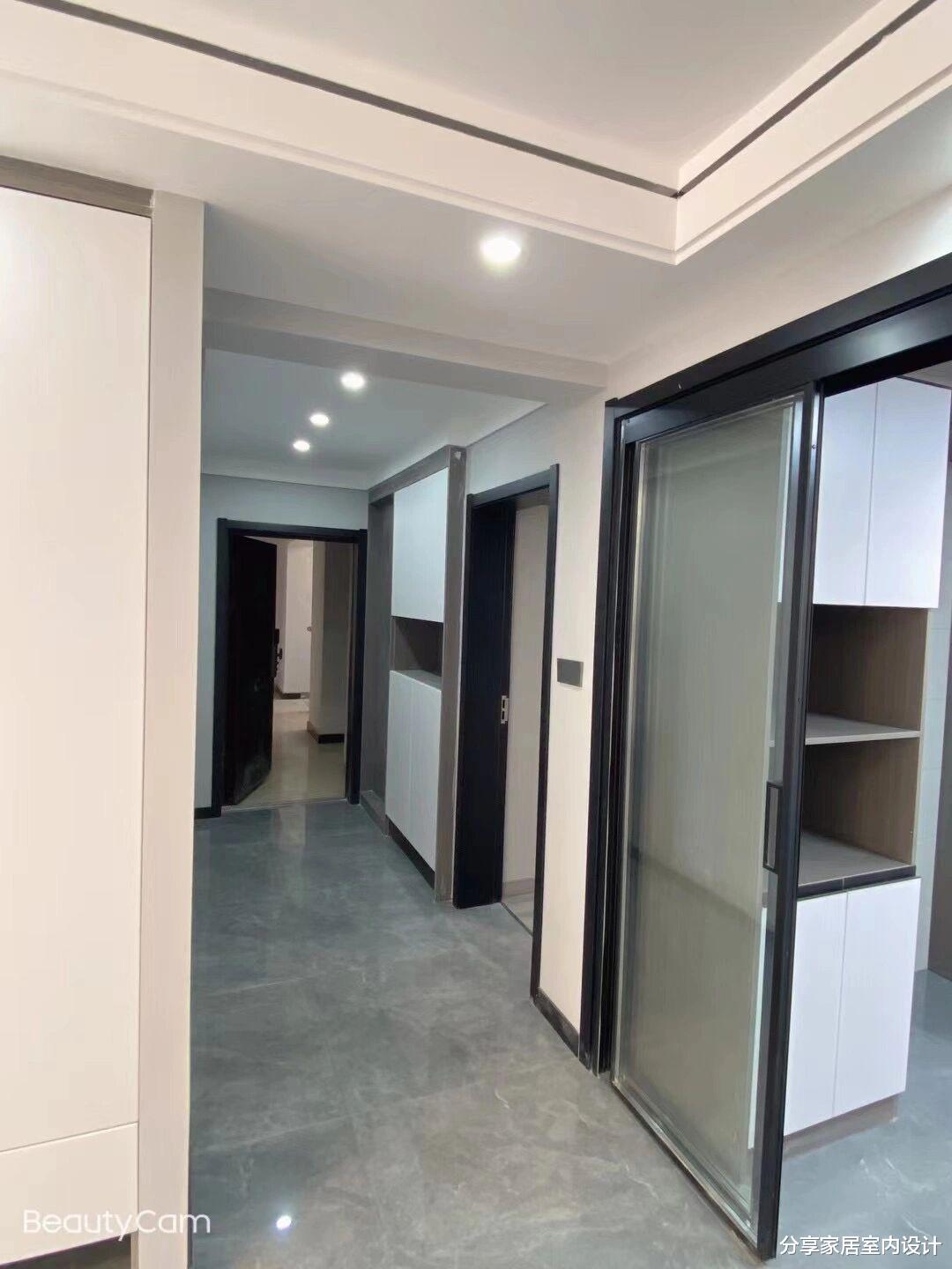 她家新房装修结束，全屋定制的柜子美观又实用，太让人羡慕啦！