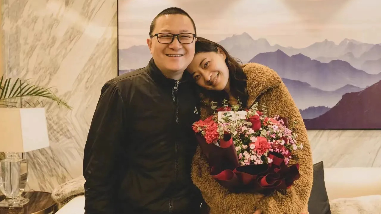 梅婷|梅婷罕见秀恩爱，素颜出镜黑眼圈明显，手捧鲜花依偎在老公身旁