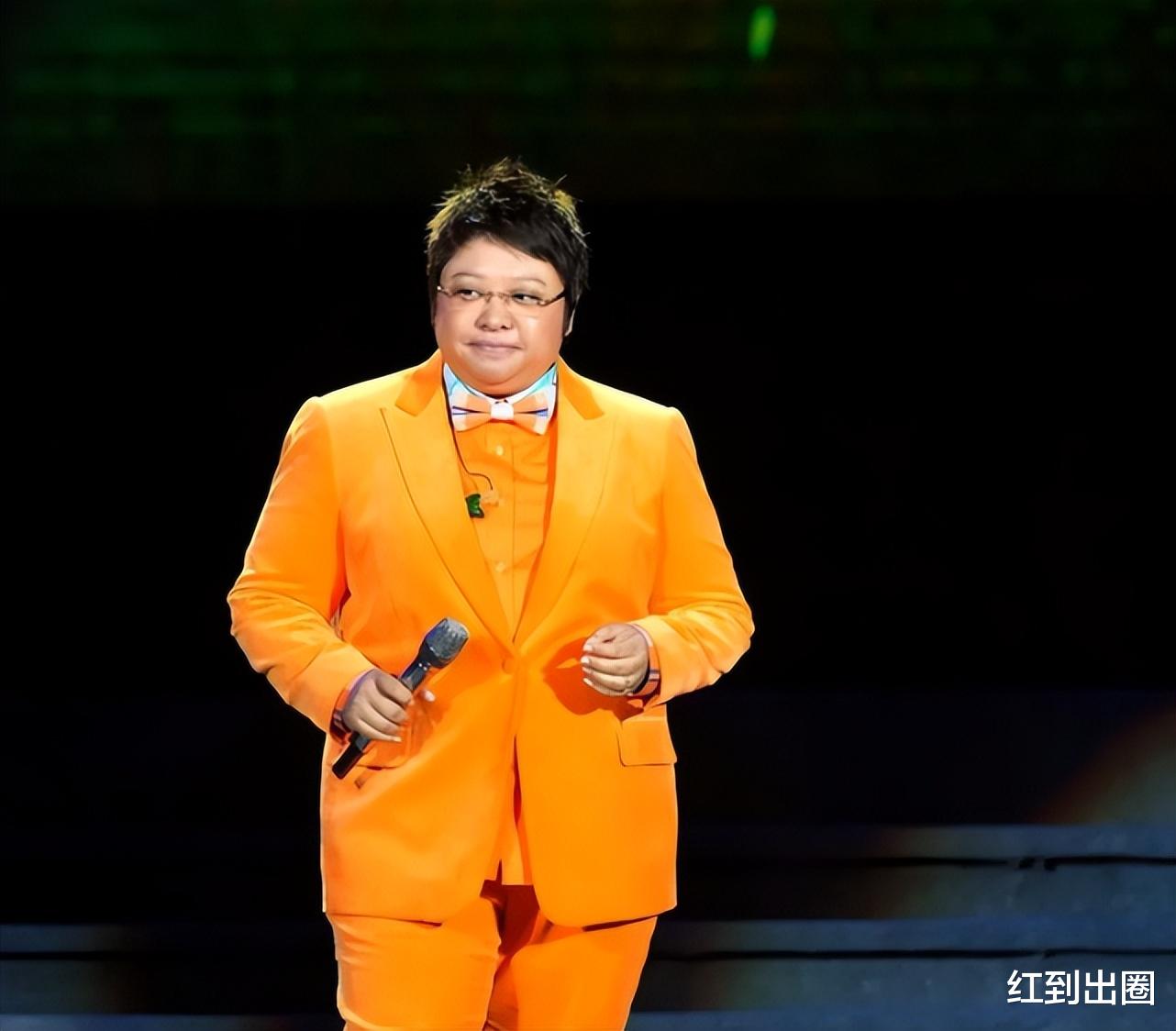 韩红|51岁韩红到超市扫货被拍,挺大肚腋下赘肉明显,男司机作陪显亲密