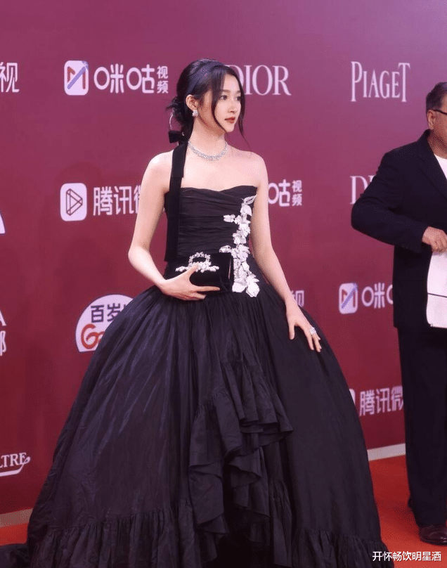 关晓彤|关晓彤大秀中国风,穿剪纸裙展现发福身姿,网友:胖了!