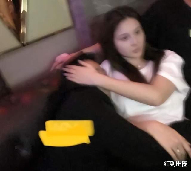 汪小菲|汪小菲婚内出轨证据曝光!醉酒后当场搂住张颖颖,半跪地上动作大胆