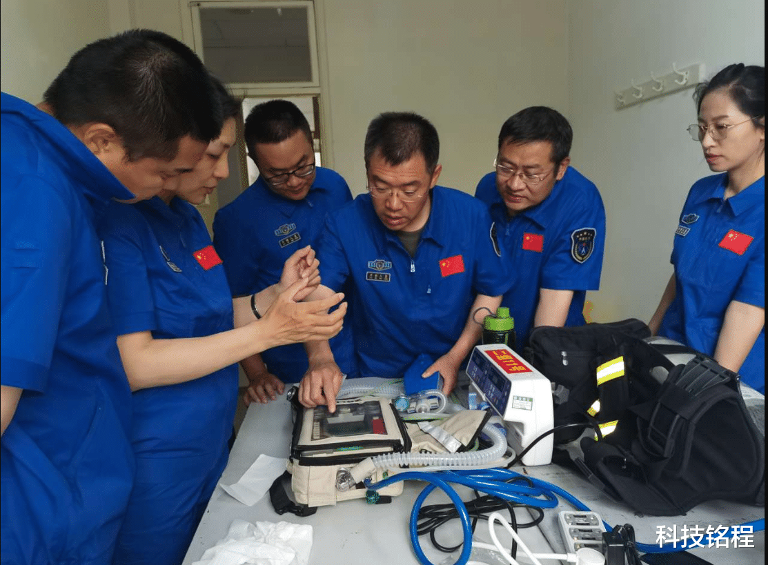 神舟14号返回东风着陆场,为什么需要大队人马搜寻,不能定位吗?